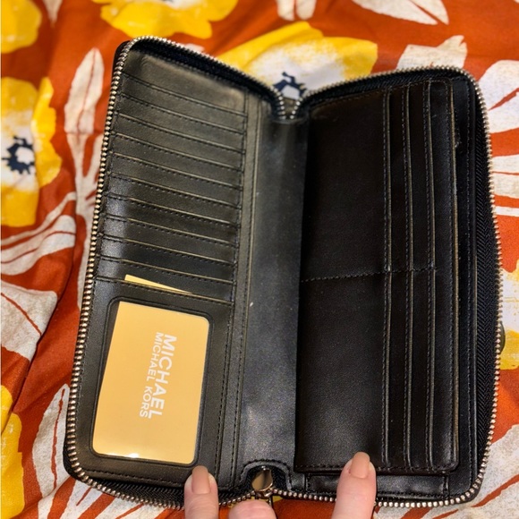 Michael Kors Wallet with wristlet - Picture 3 of 5